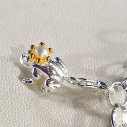 925 Silber Charm Frosch mit Krone SWZ Perle, massiv ca. 13 x 8 x 10 mm